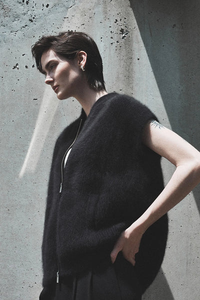 Zip-knit vest in raccoon Noir