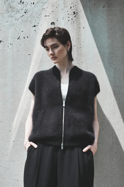 Zip-knit vest in raccoon Noir