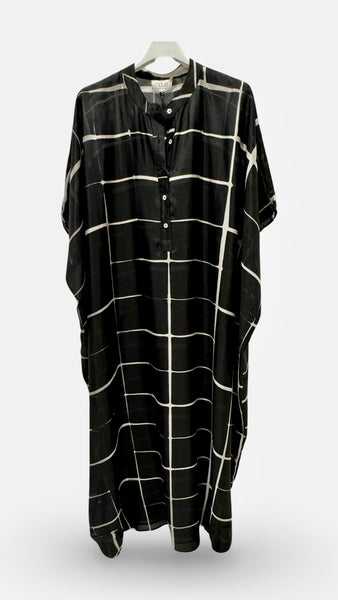 Kaftan Lore from Nous in silk big squares black& white