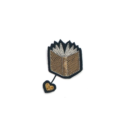 À la recherche du Livre Brooch Pin